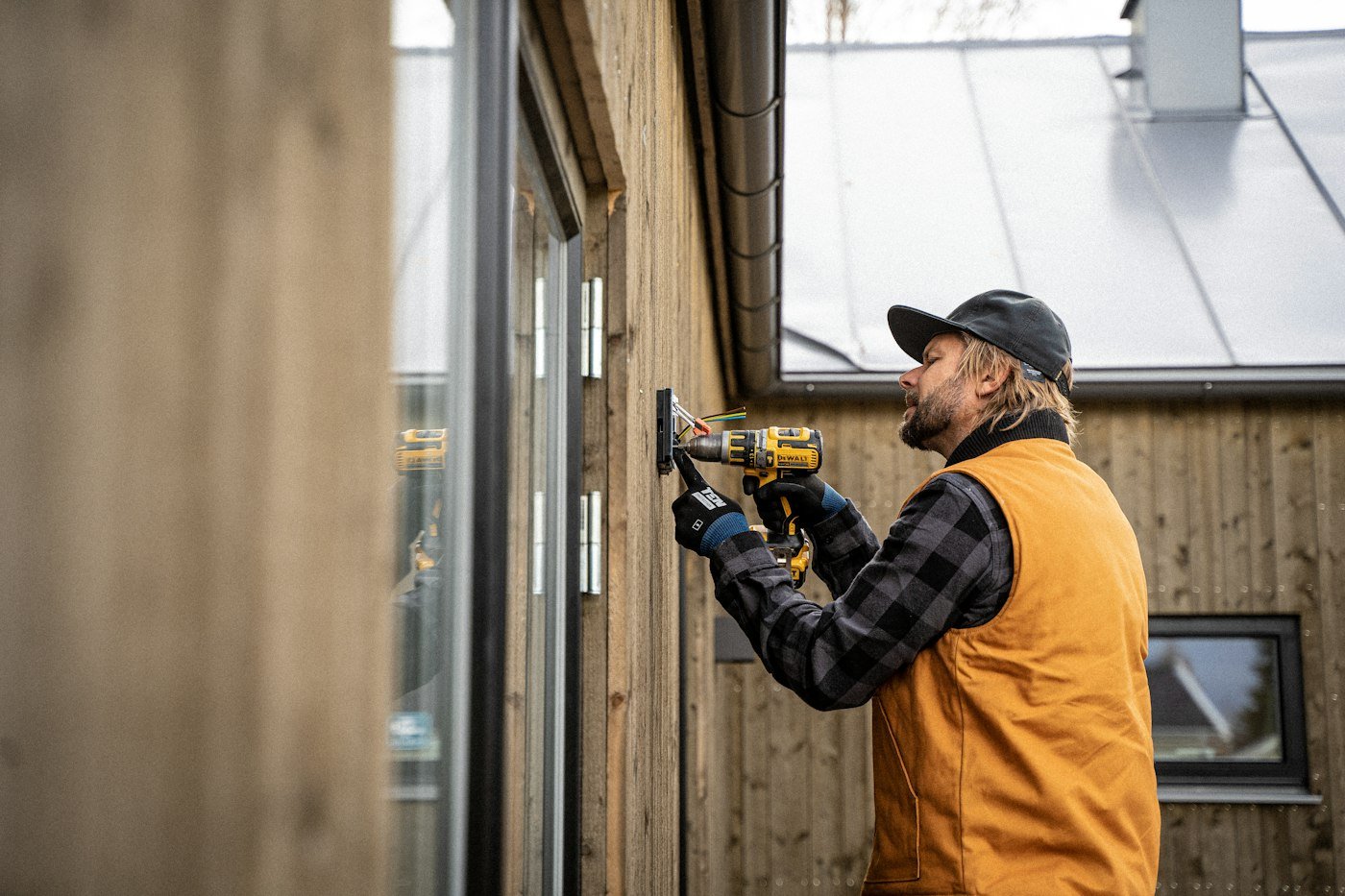 Électricien au travail sur une façade