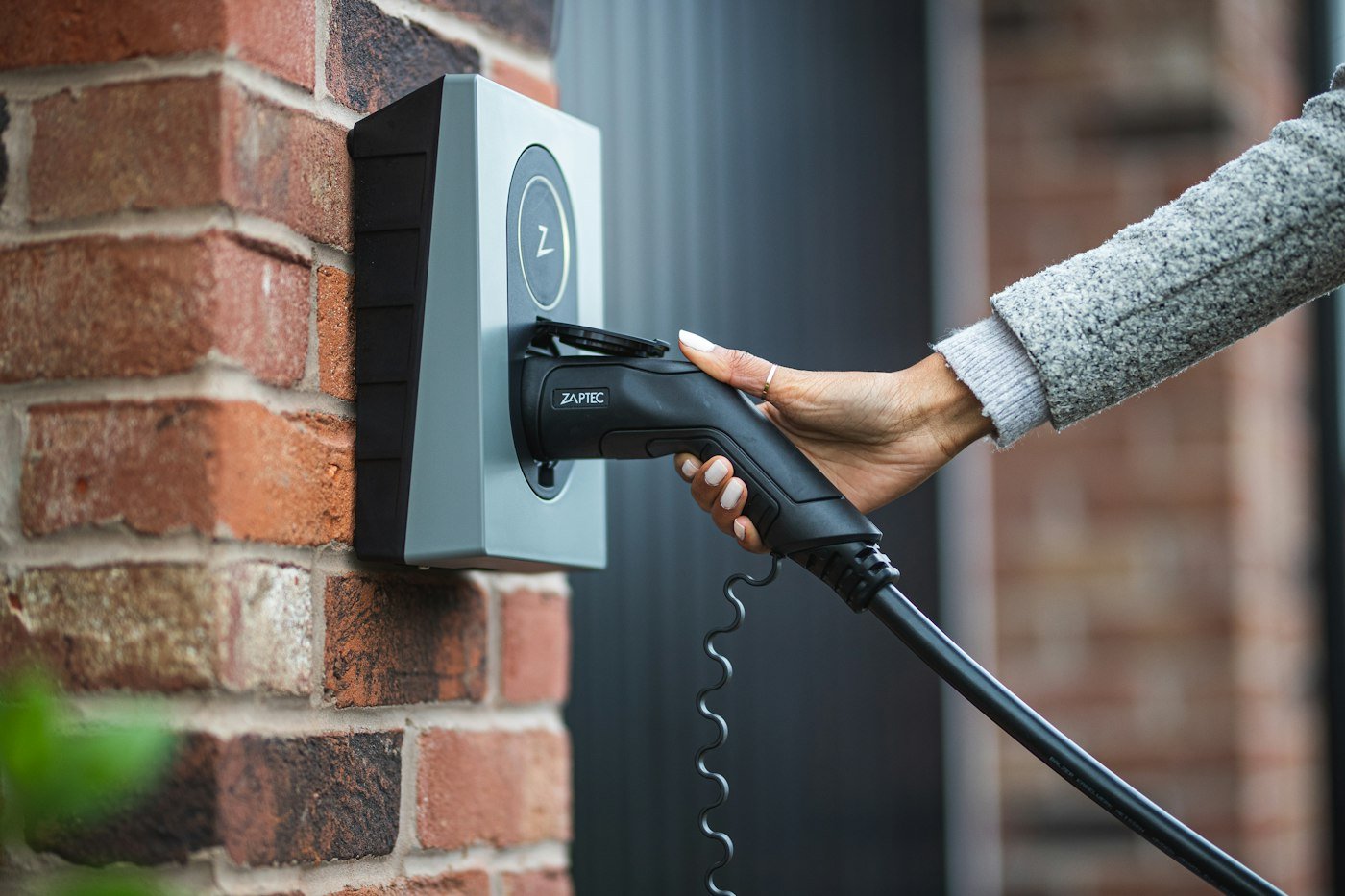 Branchement d'une voiture sur une borne de recharge murale