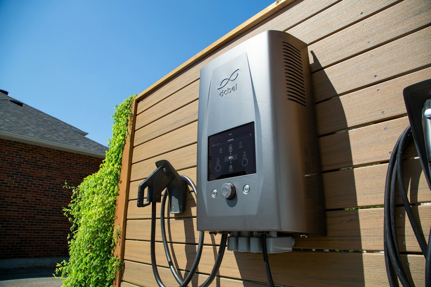 Borne de recharge installée sur un mur extérieur