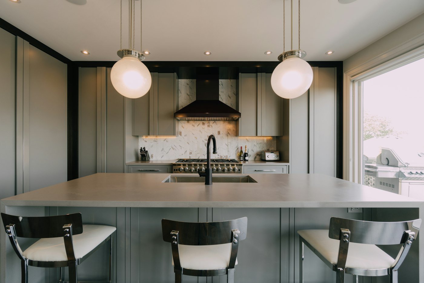 Cuisine avec suspensions lumineuses