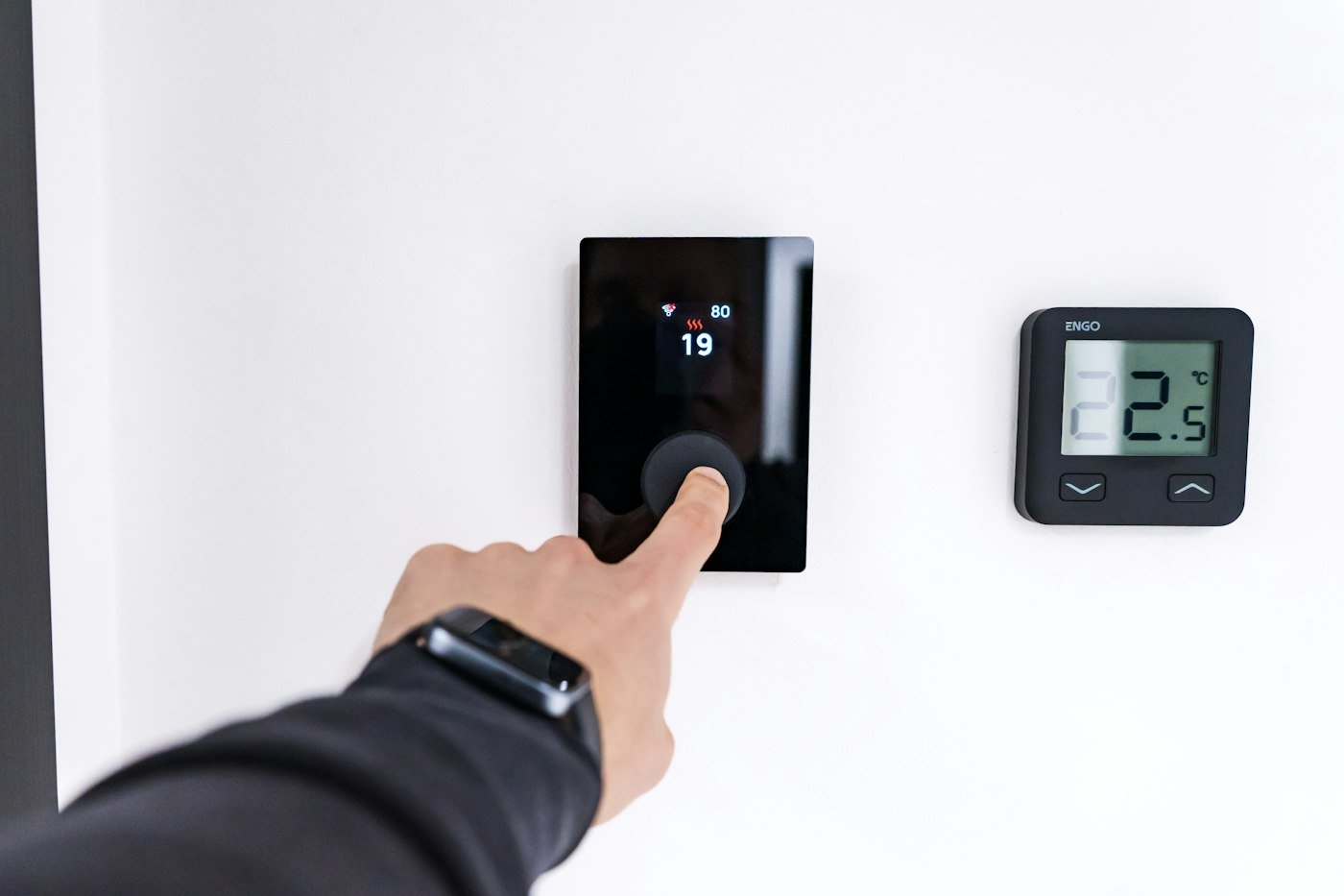 Thermostat connecté réglé au doigt