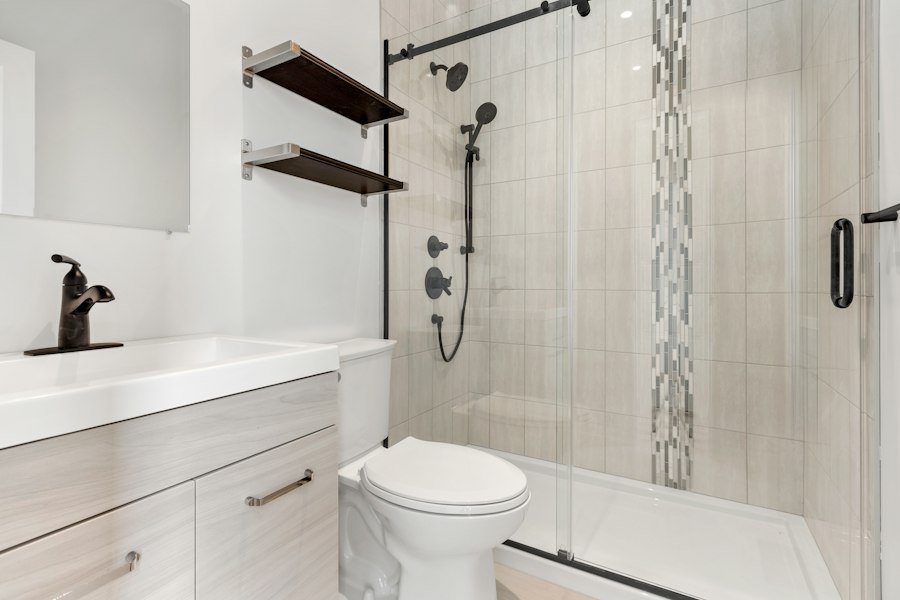 Salle de bain rénovée avec douche vitrée