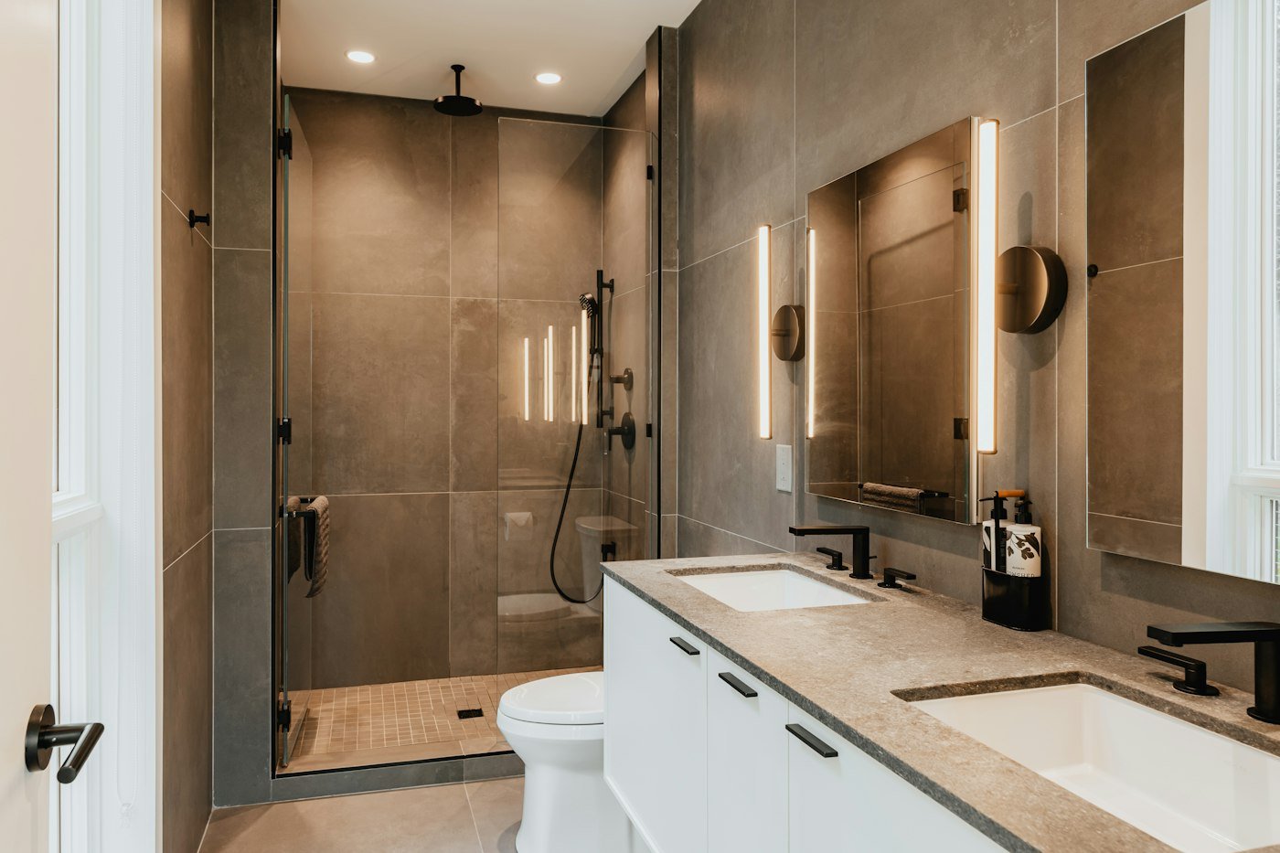 Salle de bain avec douche et double vasque