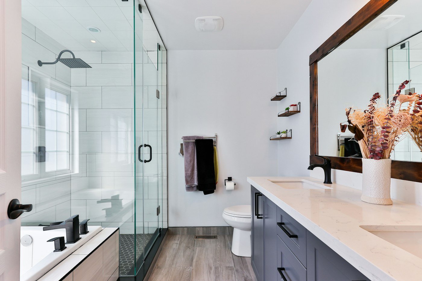 Salle de bain moderne avec douche vitrée et vasque