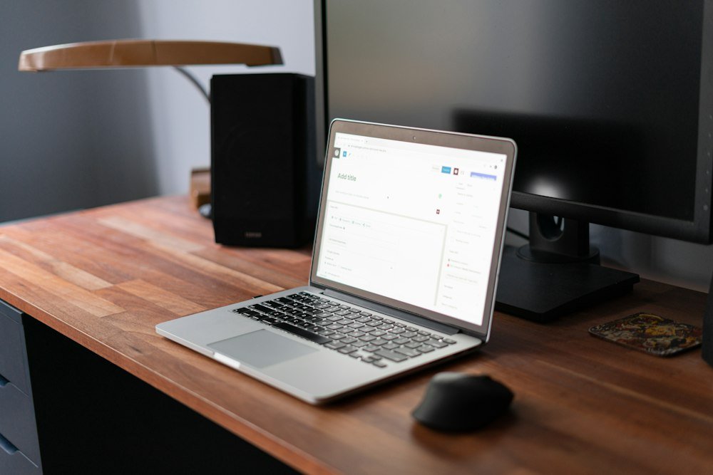 Poste de travail avec ordinateur portable et écran